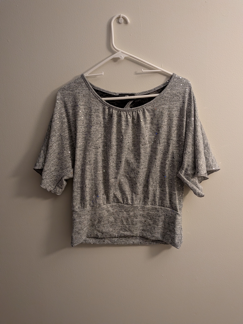 Iz Byer Silver Gray Short Sleeve Scoop Neck Top